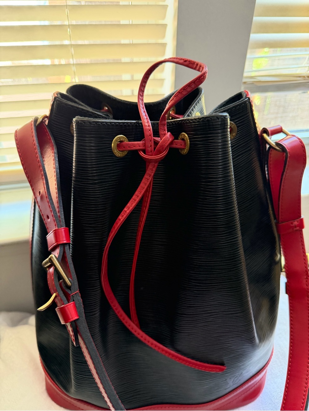 💕LOUIS VUITTON  Large Neo Castilian Black/Red Epi Shoulder Bag